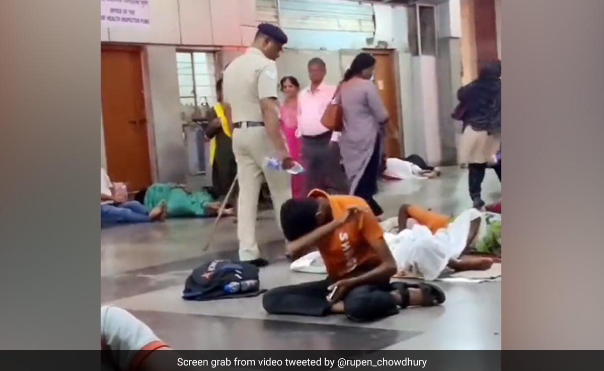 Video Shows Cop Pouring Water On People Sleeping On Railway Platform, Official Responds