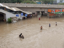 खतरे के निशान से 3 मीटर ऊपर बह रही यमुना, सड़कों पर फैला पानी; लोगों को WFH की सलाह खतरे के निशान से 3 मीटर ऊपर बह रही यमुना, सड़कों पर फैला पानी; लोगों को WFH की सलाह