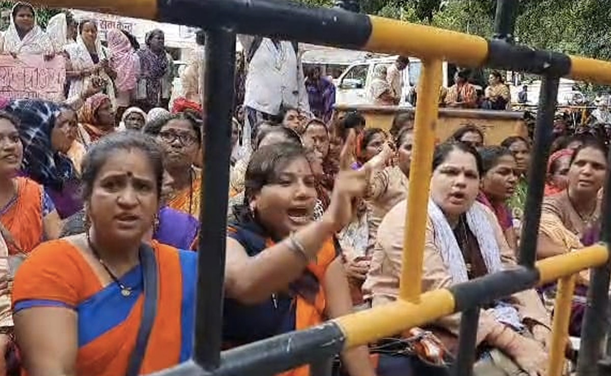 जबलपुर : मानदेय बढ़ोतरी को लेकर आशा-उषा कार्यकर्ताओ ने किया कलेक्ट्रेट पर प्रदर्शन