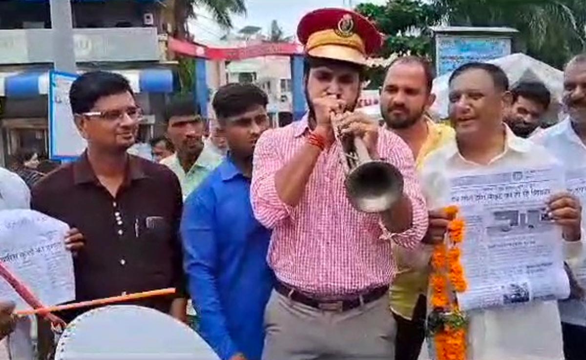खंडवा : आवारा कुत्तों ने काटा तो बैंड बाजा के साथ नगर निगम पहुंचे कांग्रेस नेता, विरोध का अनोखा तरीका