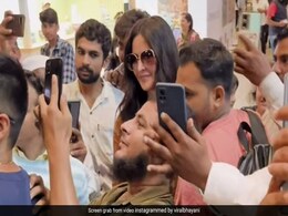 Video: कटरीना कैफ को एयरपोर्ट पर देख दौड़े फैन्स, सेल्फी के लिए मची होड़ Video: कटरीना कैफ को एयरपोर्ट पर देख दौड़े फैन्स, सेल्फी के लिए मची होड़