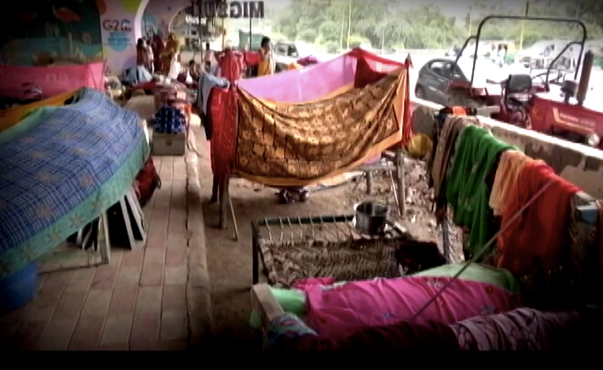 दिल्ली : यमुना के जलस्तर ने बढ़ाई परेशानी, घर छोड़कर गए लोगों के पास ना खाने को खाना है ना ही पीने को पानी