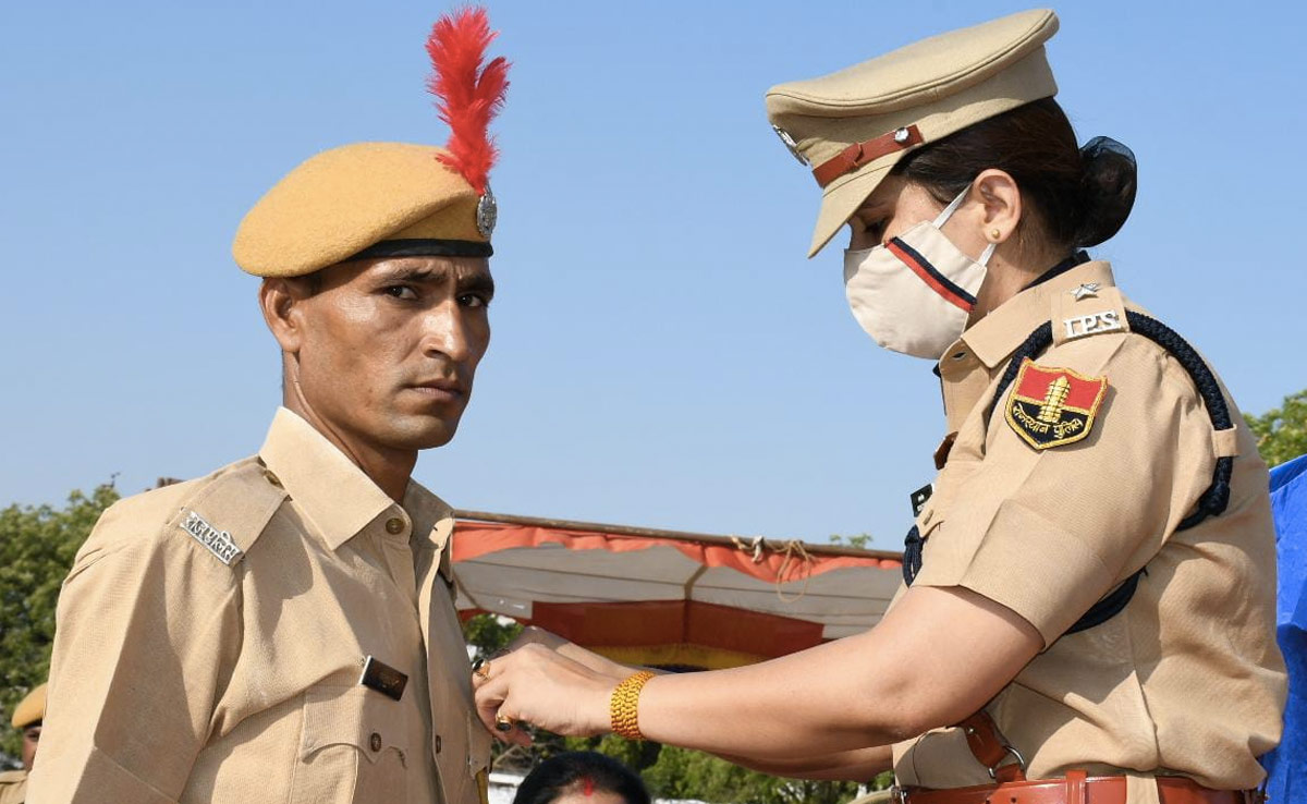 पर्यावरण से प्यार के लिए तनख्वाह खर्च कर पौधे लगाता है यह पुलिस कॉन्स्टेबल