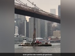 Video: Crane Damages New York's Brooklyn Bridge While Passing Under It Video: Crane Damages New York's Brooklyn Bridge While Passing Under It
