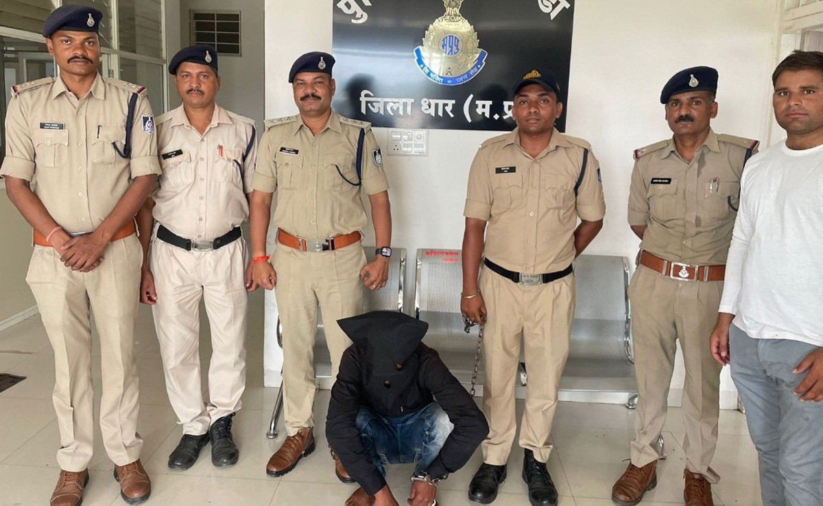 धार-झाबुआ : हत्या, लूट, डकैती सहित 11 मामलों में लिप्त  45 हजार का इनामी बदमाश गिरफ्तार