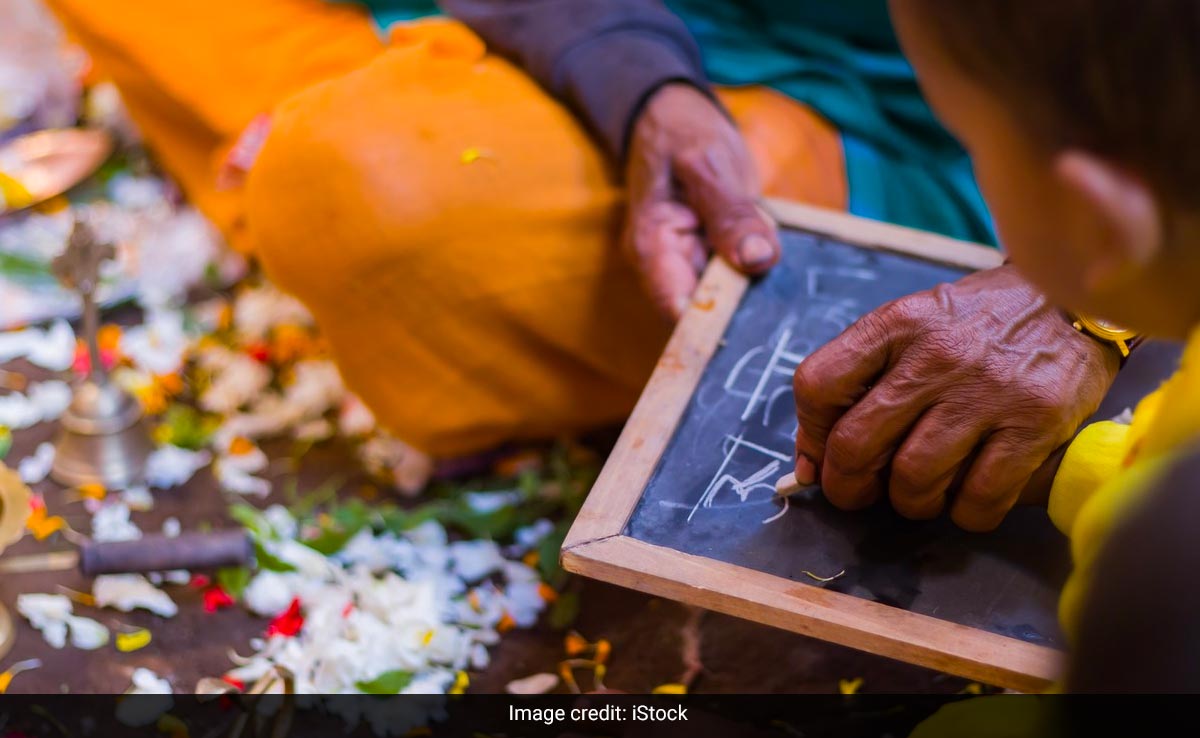 खुद हिन्दी पढ़ें, बच्चों को देखने दें - बस, सुधर जाएगी हिन्दी की हालत...