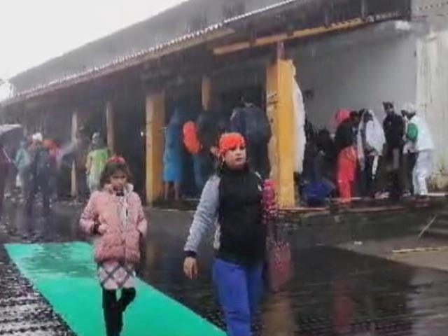 उत्तराखंड: भारी बारिश के बीच हेमकुंड साहिब में जुटे श्रद्धालु