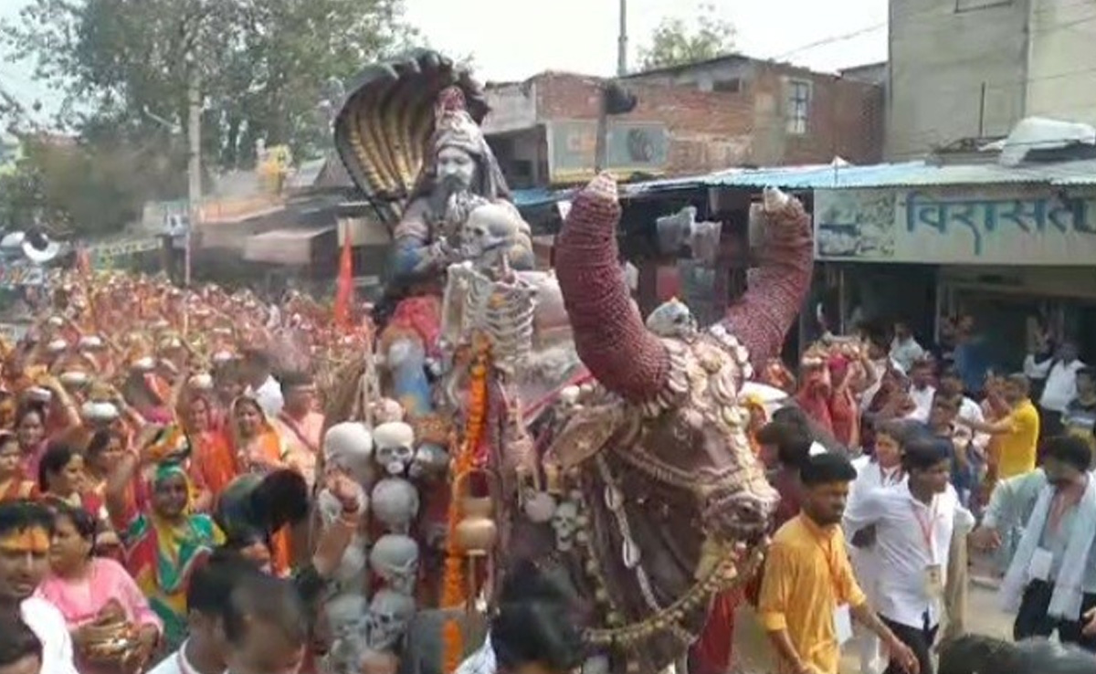 भोलेनाथ दूल्हे के रूप में 11 फीट के नंदी पर बारात लेकर निकले, हर-हर महादेव के जयकारों से गूंज उठा शहर