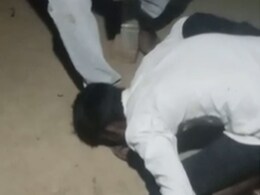 VIDEO : उत्तर प्रदेश में दलित शख्स की पिटाई, चप्पल चाटने के लिए भी किया गया मजबूर VIDEO : उत्तर प्रदेश में दलित शख्स की पिटाई, चप्पल चाटने के लिए भी किया गया मजबूर