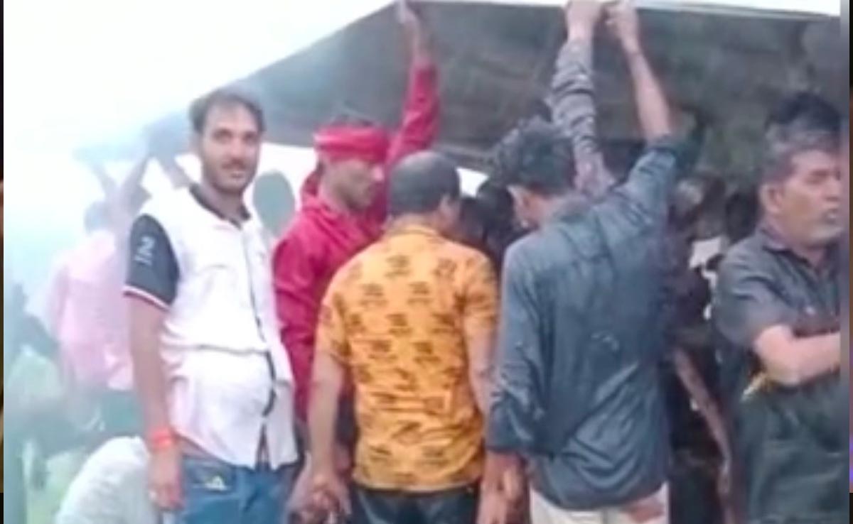 शिवपुरी में तिरपाल के नीचे अंतिम संस्कार करने को मजबूर लोग