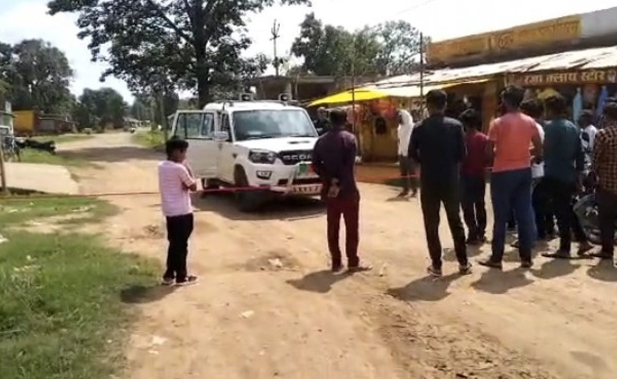 लाल फीता बांध ग्रामीणों ने भाजपा विधायक की गाड़ी रोकी, कहा- 'रोड बनी नहीं, दिक्कत होती है'