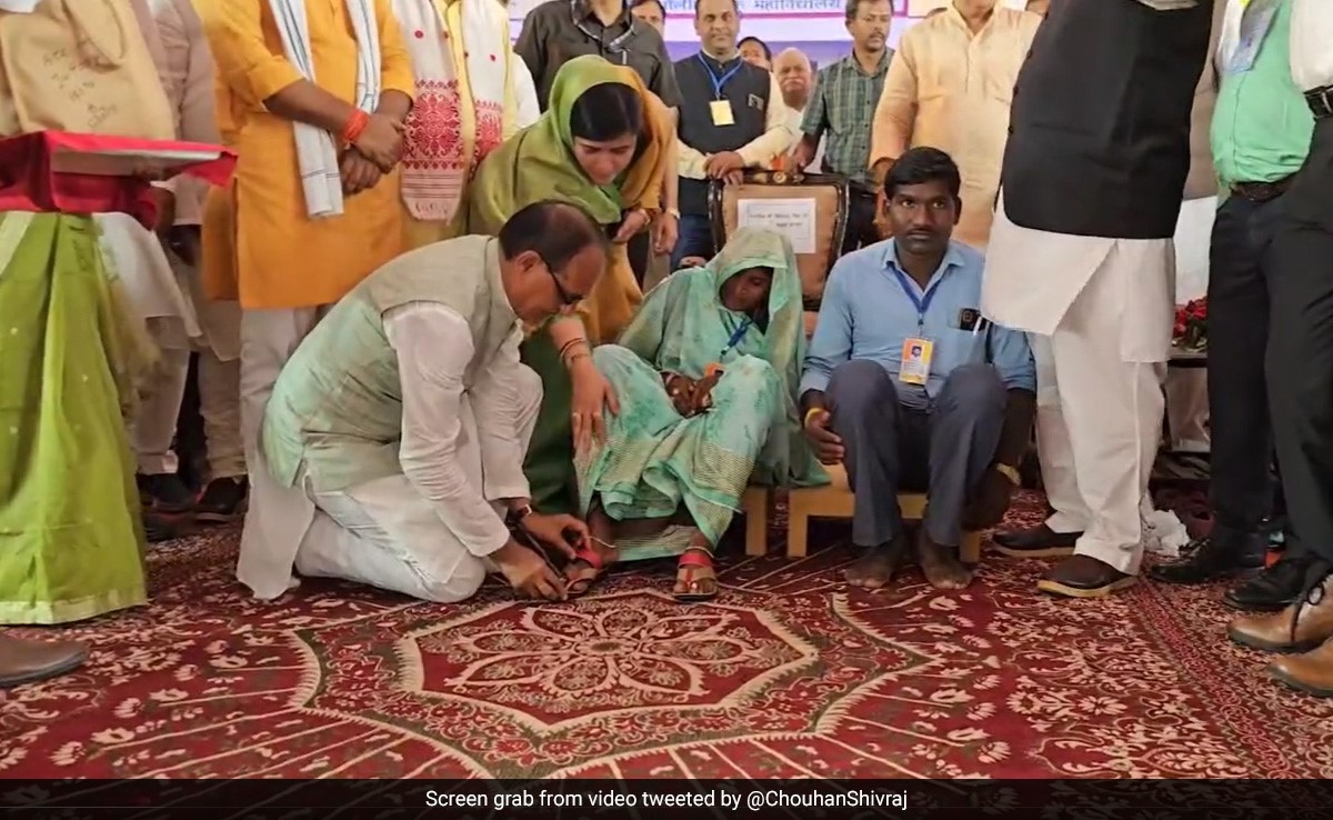 तेंदूपत्ता संग्राहकों के लिए शिवराज की घोषणाएं, चप्पल पहनाने से मिलेगा चुनावी फायदा?