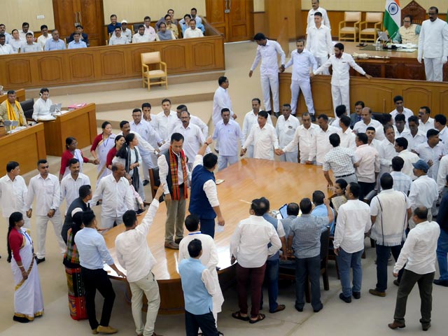 त्रिपुरा विधानसभा में जोरदार हंगामा, 5 विधायकों को किया गया निलंबित