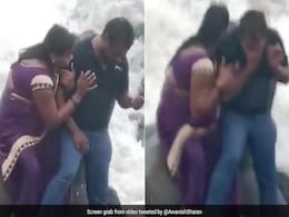 'मम्मी-मम्मी' चीखती रह गई बेटी, देखते ही देखते महिला को लील गया समुद्र, देखें खौफनाक मंजर 'मम्मी-मम्मी' चीखती रह गई बेटी, देखते ही देखते महिला को लील गया समुद्र, देखें खौफनाक मंजर