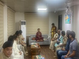 दिल्ली के DCP ऑफिस में बाबा बागेश्वर का दरबार, हाथ जोड़कर बैठे दिखे दिल्ली पुलिस के अधिकारी दिल्ली के DCP ऑफिस में बाबा बागेश्वर का दरबार, हाथ जोड़कर बैठे दिखे दिल्ली पुलिस के अधिकारी