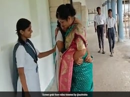 टीचर के रिटायरमेंट के दिन भावुक हुए स्टूडेंट, गले लगकर खूब रोए, दिल को छू जाएगा Video टीचर के रिटायरमेंट के दिन भावुक हुए स्टूडेंट, गले लगकर खूब रोए, दिल को छू जाएगा Video