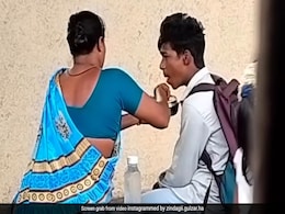 रेल्वे स्टेशन पर बेटे को अपने हाथ से खाना खिलाती मां के वीडियो को देख इमोशनल हुए लोग रेल्वे स्टेशन पर बेटे को अपने हाथ से खाना खिलाती मां के वीडियो को देख इमोशनल हुए लोग