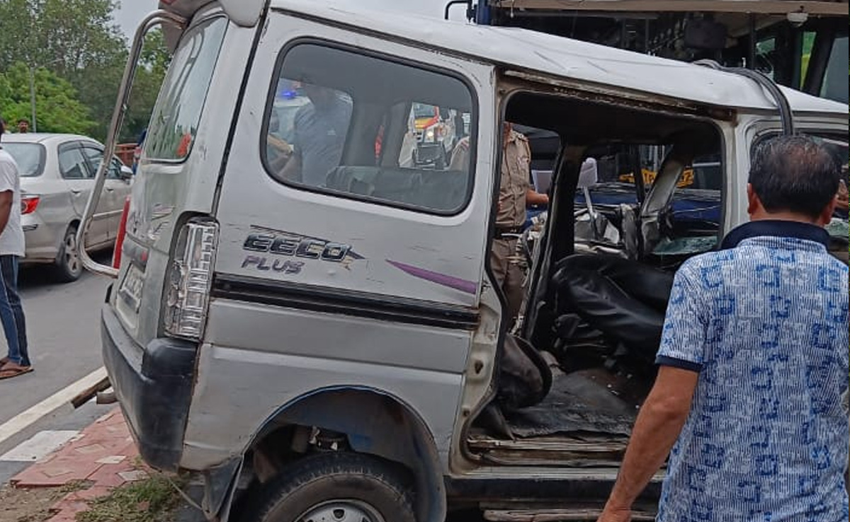दिल्ली: डिवाइडर तोड़कर DTC बस में घुसी कार, 3 की मौके पर मौत