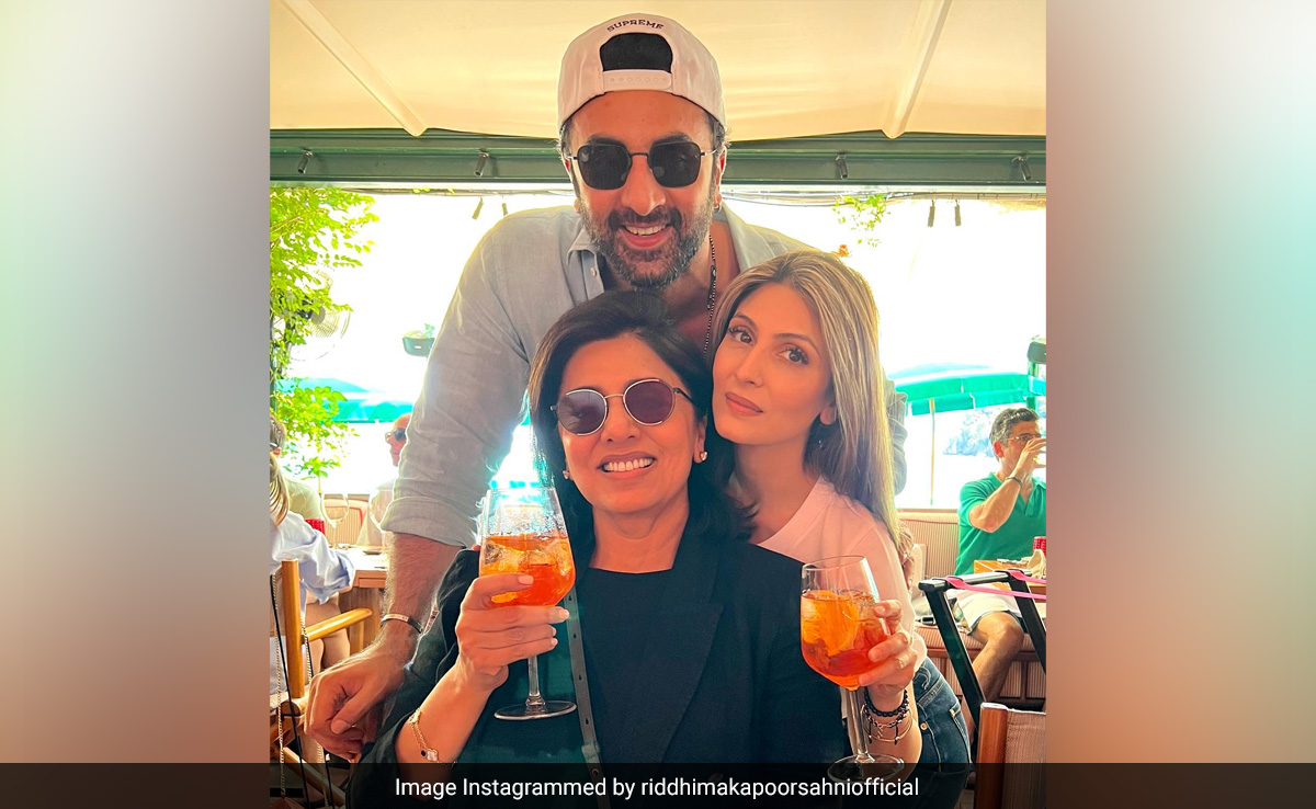 Ranbir Kapoor And Neetu Kapoor In A New Pic From Italy. The Internet Asks, "But Where Is Alia"