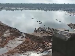 दमोह : 60 एकड़ में फैले जलाशय में दरार के कारण 2 गांव में मचा हाहाकार, लाखों का हुआ नुकसान दमोह : 60 एकड़ में फैले जलाशय में दरार के कारण 2 गांव में मचा हाहाकार, लाखों का हुआ नुकसान