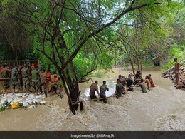 दिल्ली में बाढ़ के हालात से निपटने के लिए भारतीय सेना और नौसेना चौबीसों घंटे तैनात दिल्ली में बाढ़ के हालात से निपटने के लिए भारतीय सेना और नौसेना चौबीसों घंटे तैनात