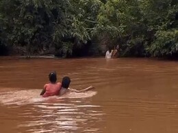 दंतेवाड़ा का दर्द: उफनते नाले में महज 30 रुपये के लिए जिंदगी दांव पर दंतेवाड़ा का दर्द: उफनते नाले में महज 30 रुपये के लिए जिंदगी दांव पर