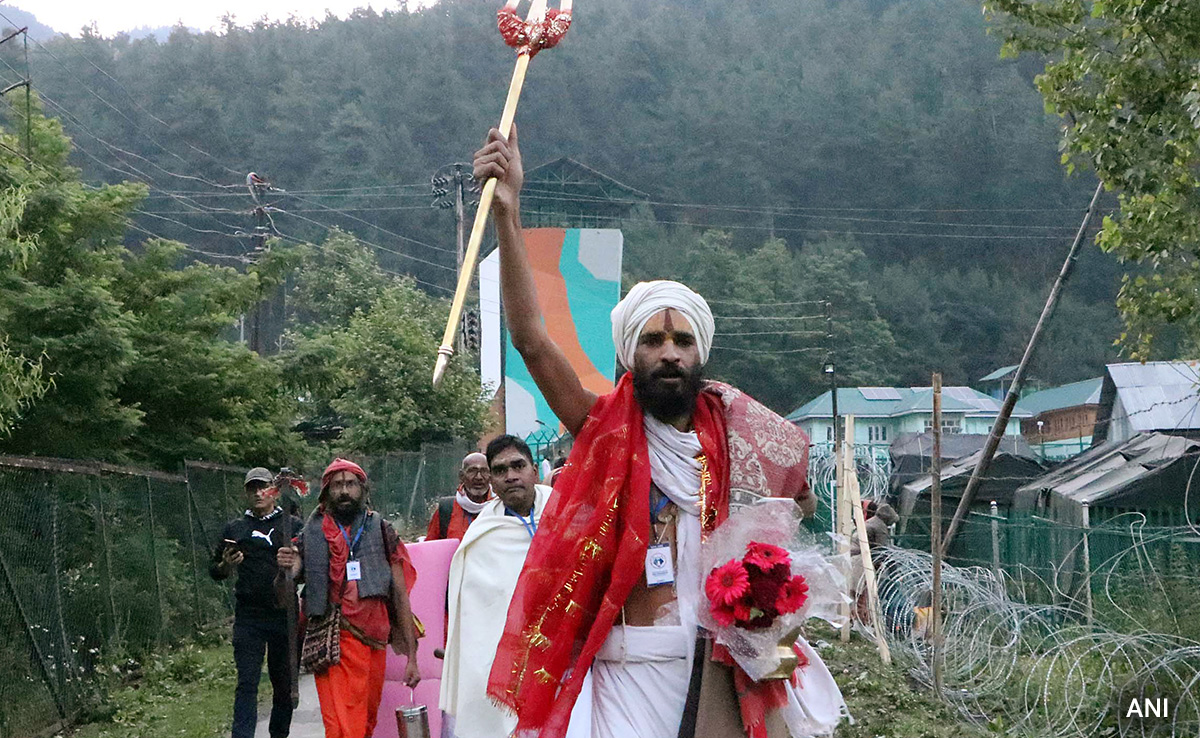 Amarnath Yatra Resumes, Over 6000 Pilgrims Offer Prayers