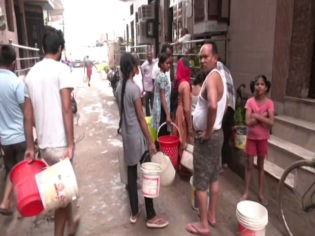 Queue At Hand Pumps As Delhi Closes Water Treatment Plants