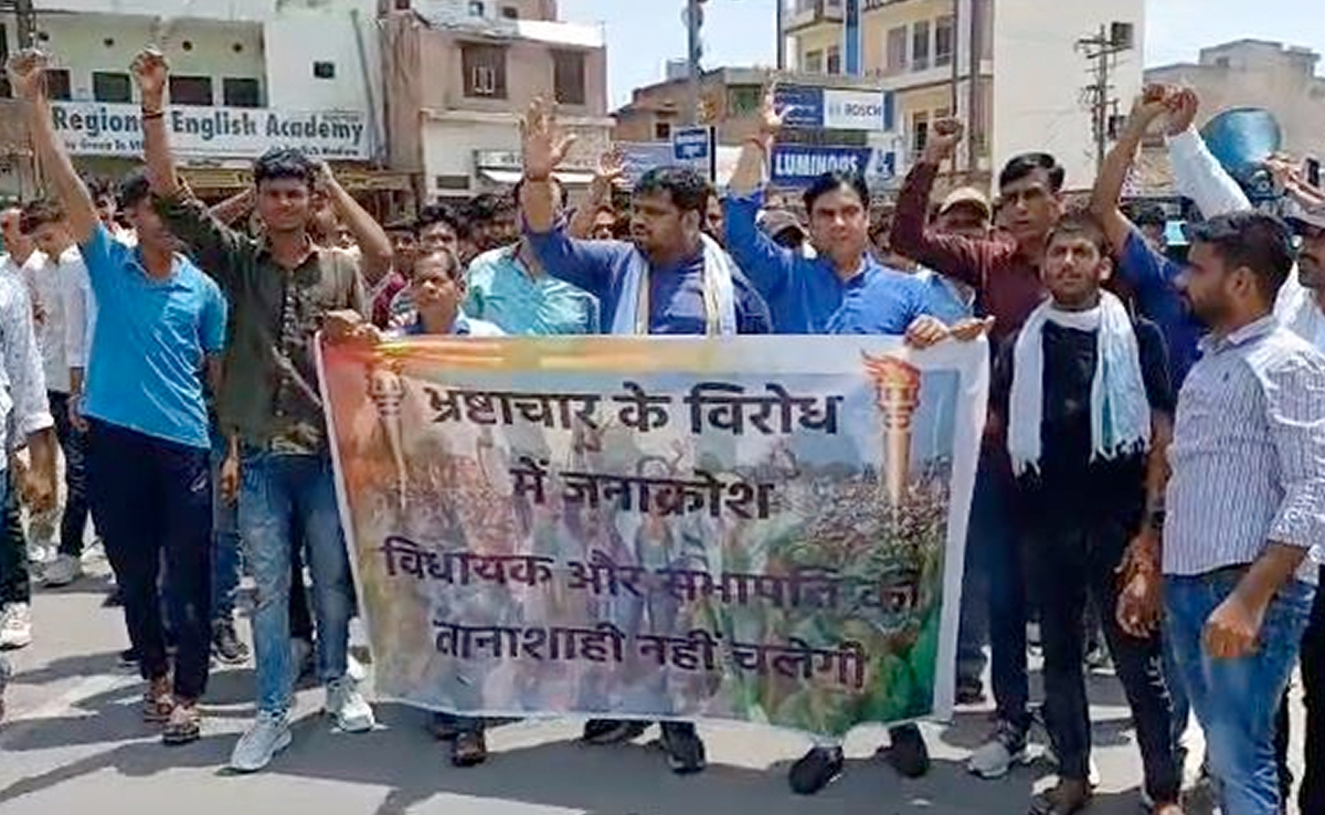 राजस्थान: शहर की टूटी सड़कों, जलभराव सहित अन्य समस्याओं को लेकर BJP कार्यकर्ताओं का प्रदर्शन