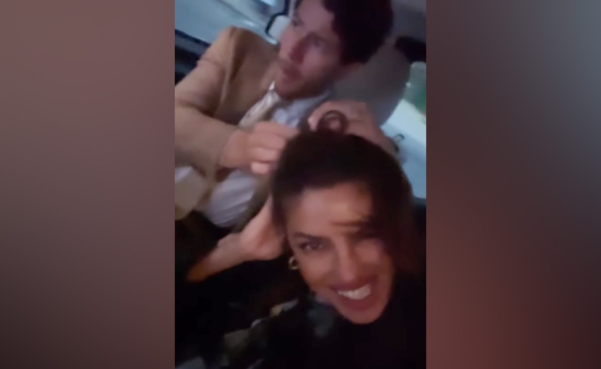 Video: प्रियंका चोपड़ा और निक जोनस का फनी वीडियो वायरल, देसी गर्ल के बाल खोलने की नाकाम कोशिश