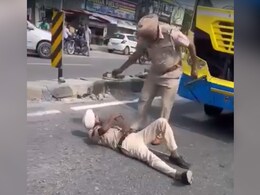 "मैं चोरों को पकड़ता हूं और वो पैसे लेकर उन्हें छोड़ देते हैं" : अपने सहकर्मियों के खिलाफ होमगार्ड का अजीबोगरीब प्रदर्शन