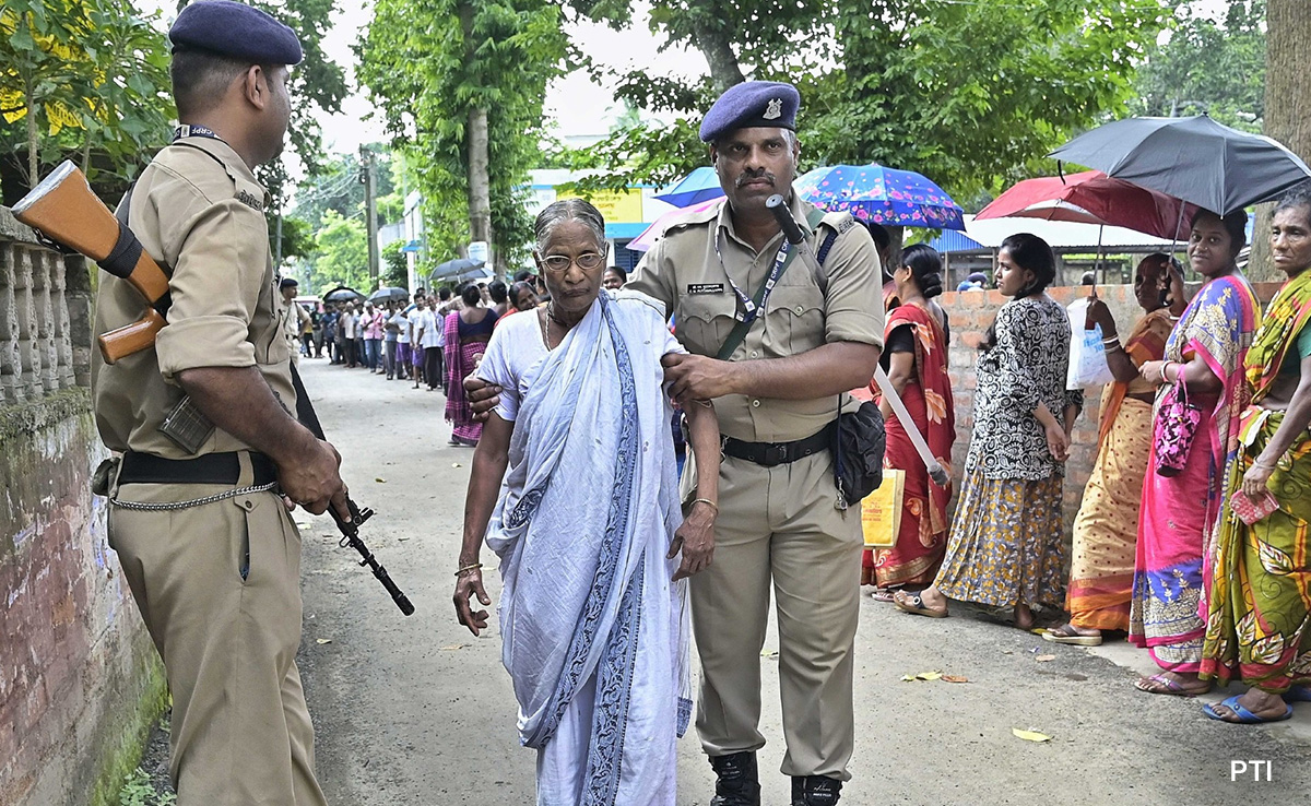 Re-Polling Underway At Over 600 Booths Across 19 Districts In West Bengal