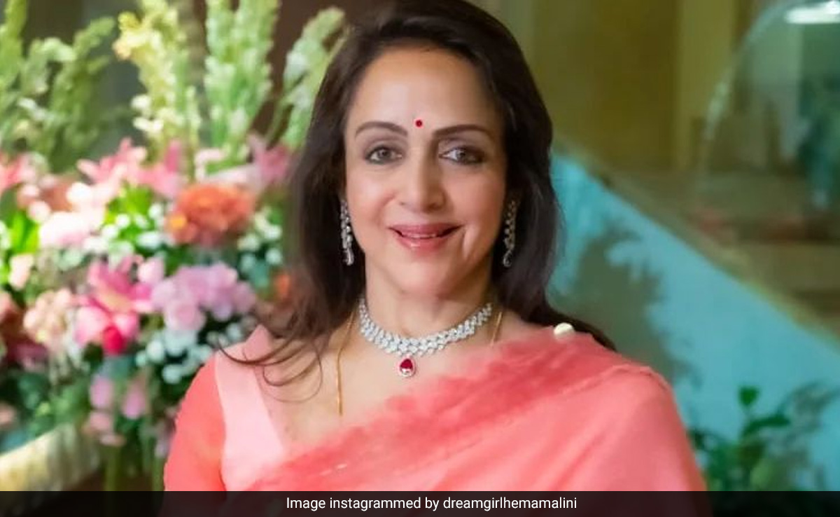 Hema Malini Reveals She Was Once Asked By Director To Remove Saree Pin
