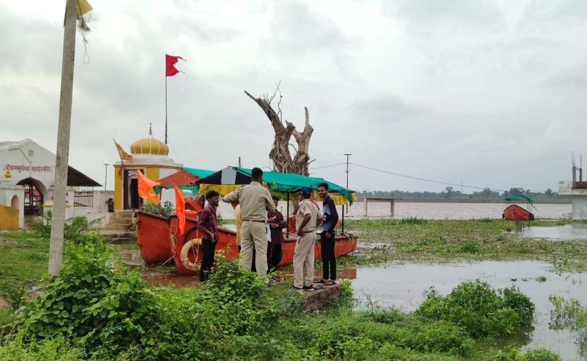 बड़वानी : नर्मदा नदी का जल स्तर खतरे के निशान के ऊपर, आसपास के इलाकों में मंडराया बाढ़ का खतरा