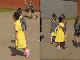 नकली पैर लगाने के बाद पहली बार स्कूल गई बच्ची तो दोस्तों ने गले मिलकर स्वागत किया, वीडियो भावुक कर देगा नकली पैर लगाने के बाद पहली बार स्कूल गई बच्ची तो दोस्तों ने गले मिलकर स्वागत किया, वीडियो भावुक कर देगा