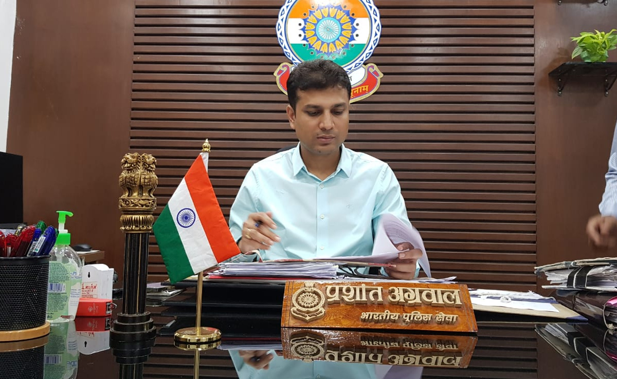 रायपुर: SSP प्रशांत अपने कुनबे में पहले सरकारी अधिकारी, कई सफल नक्सल ऑपरेशन किए