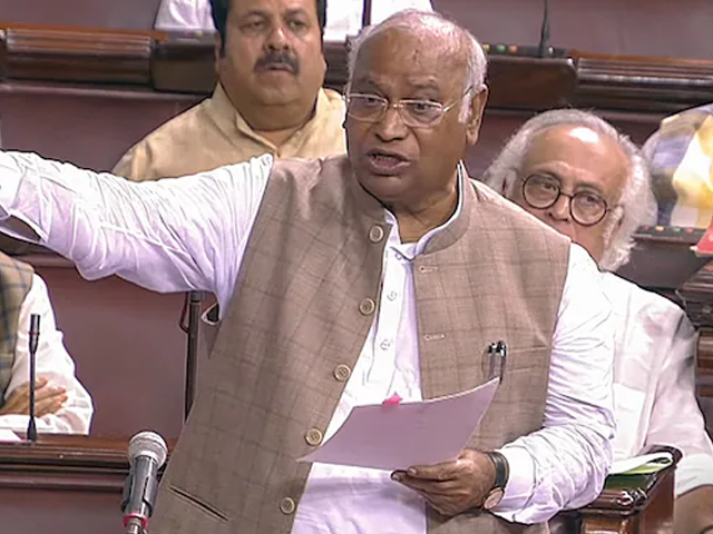 संसद के दोनो सदनों में विपक्ष का हंगामा, PM के जवाबी मांग पर अड़ा है विपक्ष