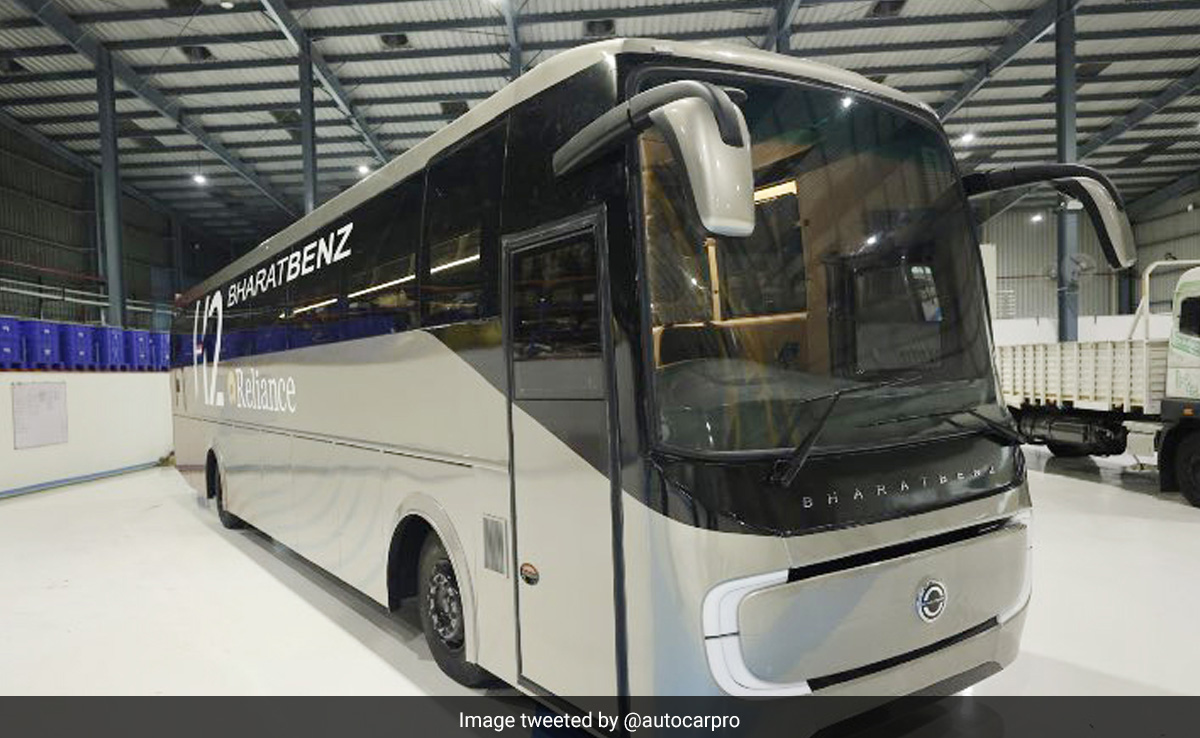 भारत बेंज और रिलायंस ने अपनी पहली हाइड्रोजन फ्यूल सेल बस की सार्वजनिक