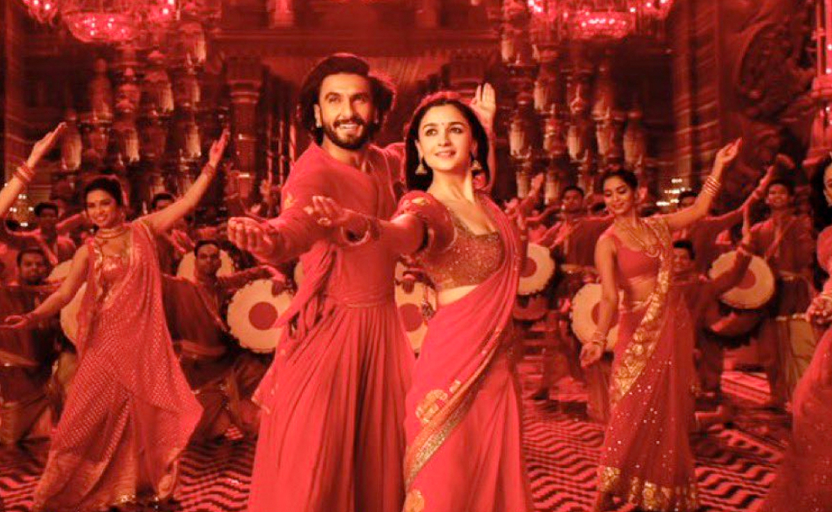 <i>Rocky Aur Rani Kii Prem Kahaani</i> Song <i>Dhindhora Baje Re</i>: Alia Bhatt-Ranveer Singh's Love In The Time Of Durga Puja