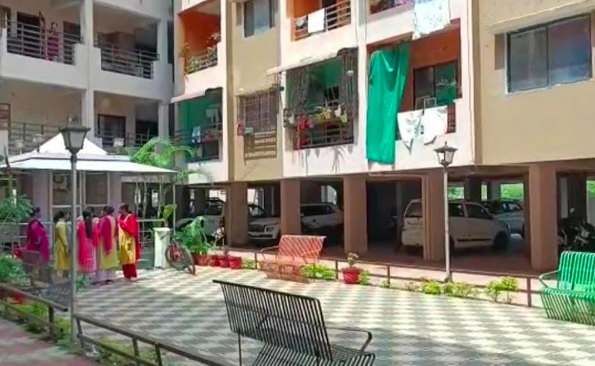 जबलपुर : करंट लगने से 13 वर्षीय बच्चे की मौत, लोगों ने कहा- 'बिल्डर दोषी है!'