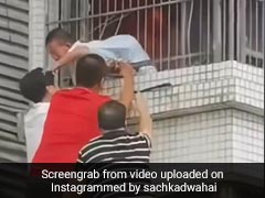 भड़कती आग की लपटों के बीच बालकनी में फंसा छोटा बच्चा, उठते धुएं के गुब्बार के बीच इस तरह हुआ रेस्क्यू