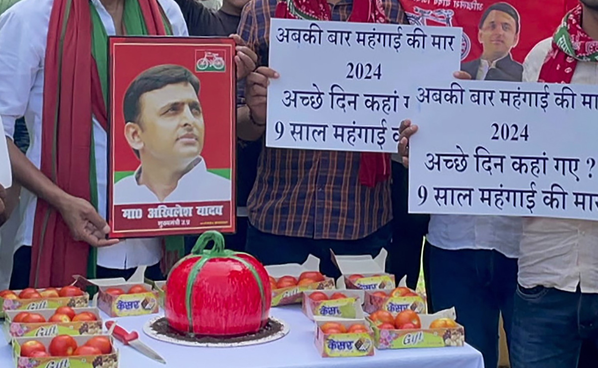 Amid Price Hike, Samajwadi Party Workers Cut Tomato-Shaped Cake On Akhilesh Yadav's Birthday