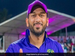 क्रिकेट के 'शाहरुख' ने पलट दी बाजी, बल्लेबाज नहीं गेंदबाज के तौर पर TNPL में मचाई सनसनी क्रिकेट के 'शाहरुख' ने पलट दी बाजी, बल्लेबाज नहीं गेंदबाज के तौर पर TNPL में मचाई सनसनी