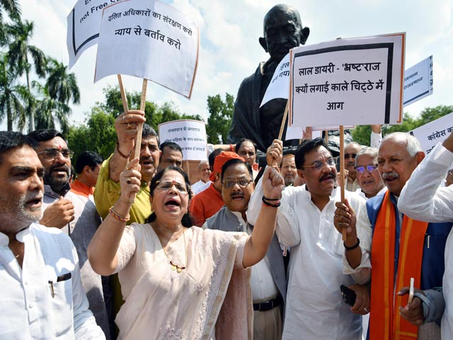 संसद परिसर में गांधी प्रतिमा पर विपक्ष ने मणिपुर हिंसा पर तो बीजेपी सांसदों ने राजस्थान में हिंसा को लेकर किया प्रदर्शन