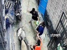 दिल्ली : मंगोलपुरी इलाके में स्टॉल मालिक ने महिला और उसके परिवार को डंडे से जमकर पीटा दिल्ली : मंगोलपुरी इलाके में स्टॉल मालिक ने महिला और उसके परिवार को डंडे से जमकर पीटा