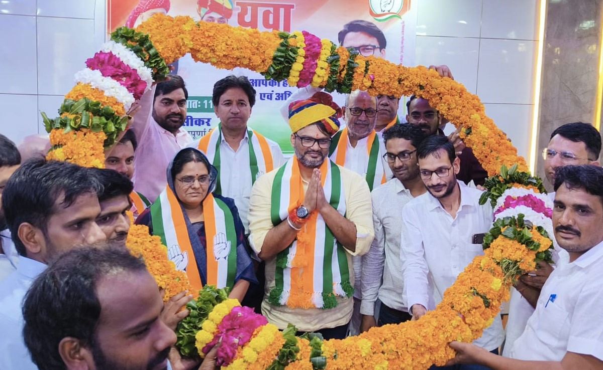 सीकर : सीएम गहलोत के ओएसडी लोकेश शर्मा का दौरा, कांग्रेस कार्यकर्ताओं के साथ किया 'संवाद'