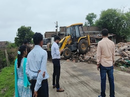 इंदौर: नाबालिग बच्ची के साथ सामूहिक दुष्कर्म के मुख्य आरोपी के मकान पर चला बुलडोजर इंदौर: नाबालिग बच्ची के साथ सामूहिक दुष्कर्म के मुख्य आरोपी के मकान पर चला बुलडोजर