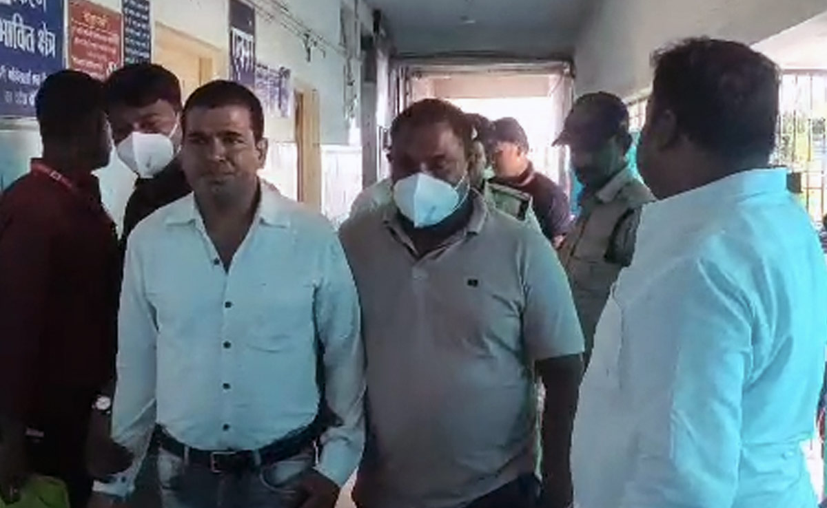 Video: Madhya Pradesh Official Swallows Rs 5,000 He Took As Bribe On Spotting Cops