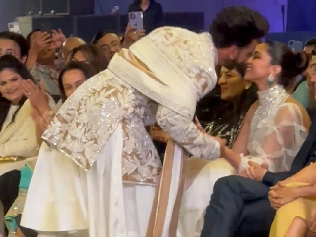 रैंप वॉक के बीच रणवीर सिंह ने किया वाइफ दीपिका को किस