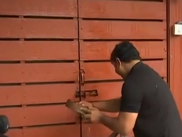 ताला तोड़कर नए NCP ऑफिस में घुसे अजित समर्थक, खो गई थीं चाबियां